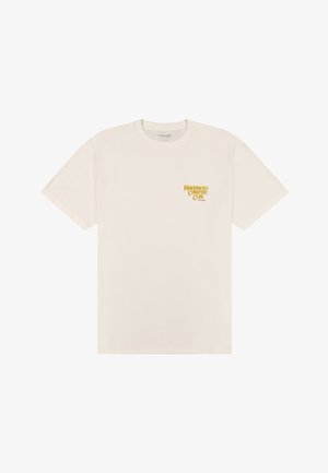 Kreminės spalvos trumpomis rankovėmis marškinėliai su geltonu užrašu „Mavericks Country Club“ ir maža „Wrangler“ logotipu ant kairiojo krūtinės.