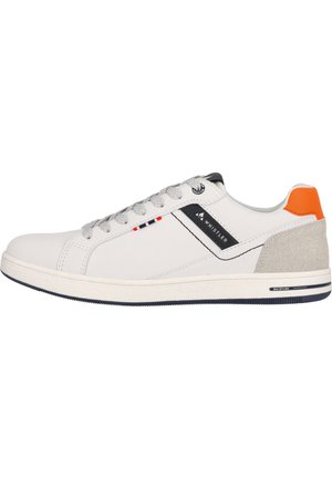 Trainers - white