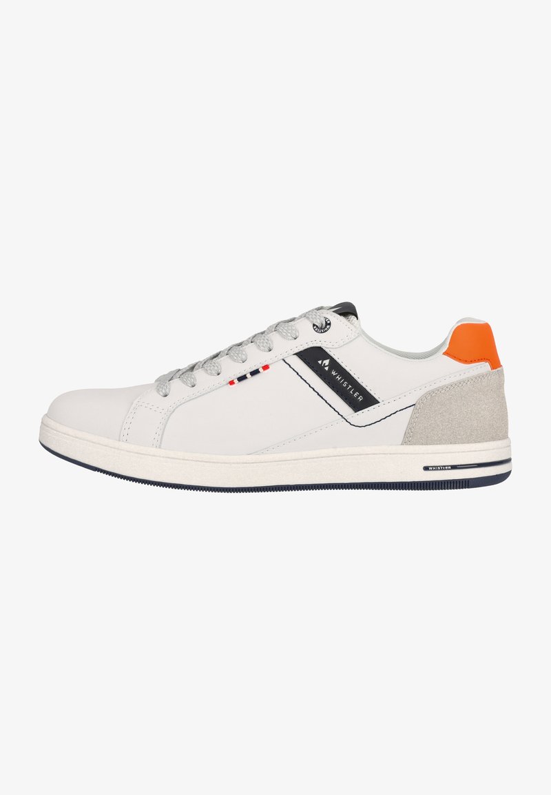 Weißer Sneaker mit grauen Schnürsenkeln, schwarzen Akzenten und orangefarbenem Fersen-Detail. Verfügt über einen Wildlederbereich an der Ferse und eine strukturierte Gummisohle.
