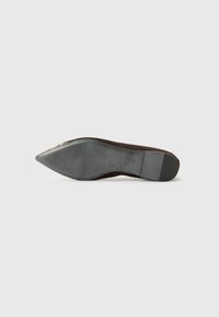 Chaussure à talon haut en suede marron avec un bout pointu, comportant une semelle en caoutchouc noir texturé et une finition lisse sur le dessus.