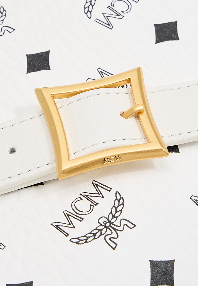 Weißer Leder Gürtel mit einer goldenen quadratischen Schnalle. Die Schnalle ist mit "MCM" graviert und der Gürtel hat eine texturierte Oberfläche mit wiederholtem Logomuster.