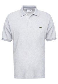 Polo tričko vo svetlosivej bavlnenej látke s klasickým golierom, krátkymi rukávmi a malým zeleným logom krokodíla na ľavej hrudi.