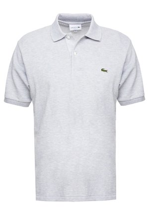 Polo de algodón en gris claro con un cuello clásico, mangas cortas y un pequeño logo de cocodrilo verde en el lado izquierdo del pecho.