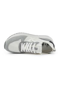 Zapatilla deportiva blanca y gris con tela de malla, acentos de ante, cordones blancos, puntera redonda y suela de goma texturizada. Talla 42 impresa en el interior.