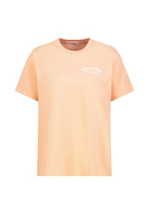 Hellpfirsichfarbenes T-Shirt mit kurzen Ärmeln, rundem Ausschnitt und weißem Text "Delicious Cherry That's what I love!" auf der oberen linken Brust.