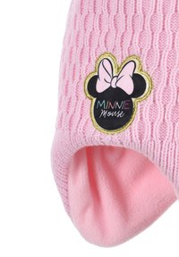 Cappello lavorato a maglia rosa con un motivo testurizzato, presenta una toppa del logo di Minnie Mouse nera e rosa con un fiocco. Fodera morbida visibile all'interno.