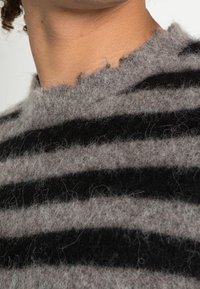 AllSaints Stickad tröja - black