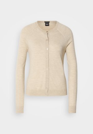 Beige villatakki, jossa on pitkät hihat, pyöreä pääntie ja nappikiinnitys. Valmistettu pehmeästä kankaasta, jossa on sileä pinta ja hienovarainen kiilto.