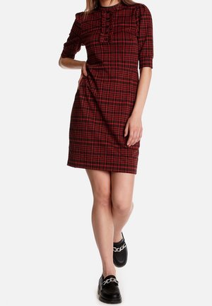 Rood-zwart geruite jurk met korte pofmouwen, een hoge halslijn en knoopdetails aan de voorkant. Getailleerd silhouet met een rechte snit.