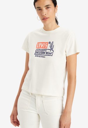 Hvid bomulds t-shirt med et grafisk design og rød og blå tekst, der står "Levi's Authentic Western Wear Original." Kortærmet, afslappet pasform.