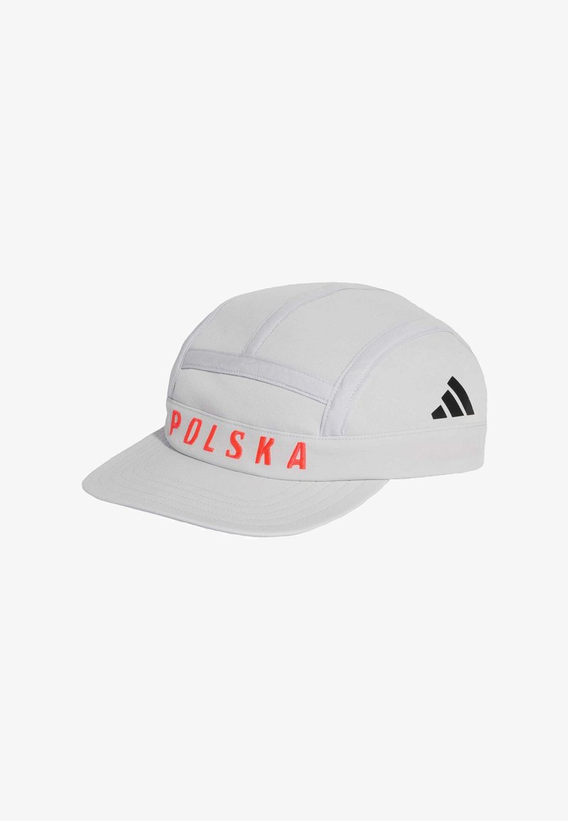 Casquette en tissu blanc avec une visière plate, "POLSKA" en lettres rouges sur la bande avant, et un logo Adidas noir sur le côté.