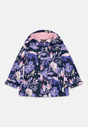 Marineblå vinterjakke med blomsterdesign, der har lilla og pink mønstre, frontlynlås, hætte og sidelommer. Blød pink foring indeni.