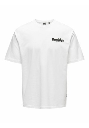T-shirt en coton blanc avec manches courtes, un col rond, et un texte imprimé noir "Brooklyn" avec "NEW YORK CITY" en dessous.