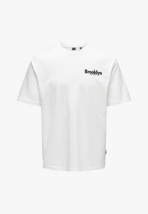 T-shirt en coton blanc avec manches courtes, un col rond, et un texte imprimé noir "Brooklyn" avec "NEW YORK CITY" en dessous.