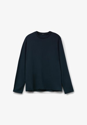 T-shirt à manches longues bleu marine en coton doux, col rond, avec une coupe décontractée et un ourlet droit. Texture lisse, design minimal.