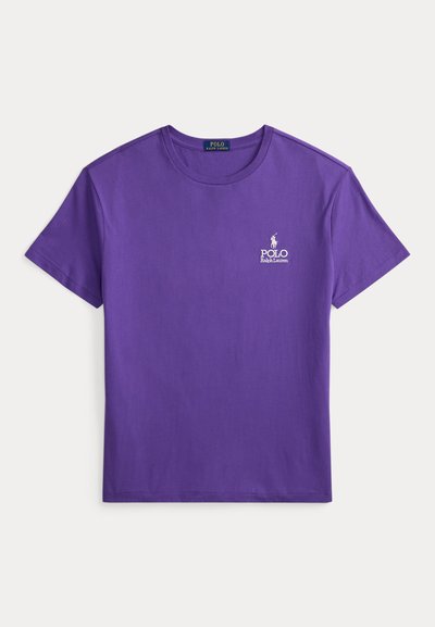 T-shirt en coton violet à manches courtes, col rond, avec un petit logo Polo blanc sur la poitrine gauche. Texture de tissu lisse.