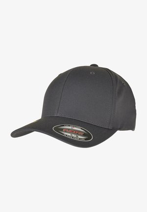 Casquette Flexfit grise avec un visière incurvée, en tissu lisse. Présente une étiquette sur la bordure et des détails de couture sur la couronne.