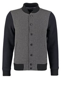 Grijze en zwarte wollen varsityjack met een knoopsluiting, geribbelde kraag en manchetten, en twee zijzakken. Soepele textuur met een casual ontwerp.