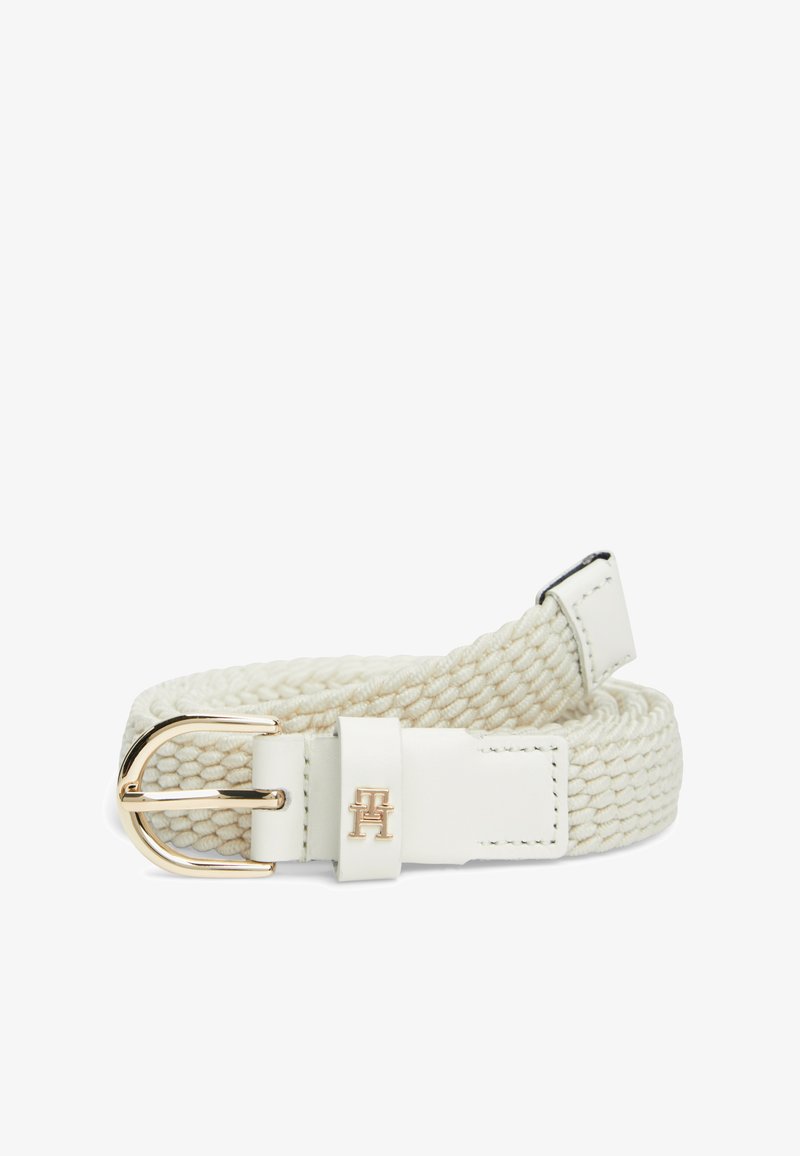 Πλεκτή κρέμα ζώνη με λείο λευκό δερμάτινο λουρί και αγκράφα σε χρυσό τόνο, με διακοσμητικό λογότυπο στην δερμάτινη επιφάνεια.