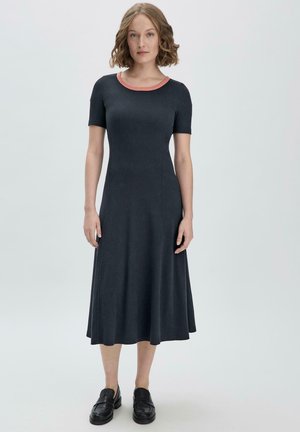Dunkelgraues Midi-Kleid mit einem taillierten Oberteil und ausgestelltem Rock. Verfügt über kurze Ärmel und einen kontrastierenden korallenfarbenen Ausschnitt. Glatte Textur.