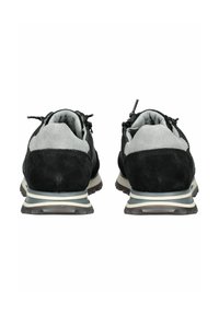 Černé tenisky s svrchní částí z semiše, šedými akcenty, polstrovaným límcem a vzorovanou gumovou podrážkou. Dvojitý systém šněrování a vyztužená pata.