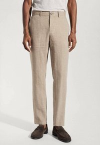 Beige lněné kalhoty s rovnými nohavicemi, jednobodovým zapínáním a poutky na opasek, vybavené hladkou texturou a minimalistickým stylem.