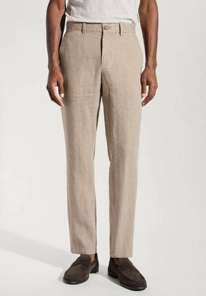 Beige linnen broek met een rechte pootontwerp, enkele knoopsluiting en riemlussen, met een soepele textuur en minimalistische stijl.