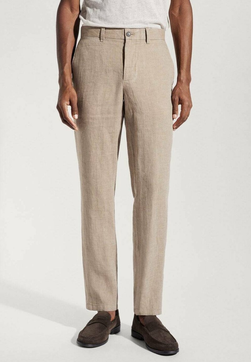 Beige lněné kalhoty s rovnými nohavicemi, jednobodovým zapínáním a poutky na opasek, vybavené hladkou texturou a minimalistickým stylem.