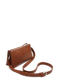 Hnedá kožená crossbody taška so zipsovým uzatvorením. Má plochý, obdĺžnikový tvar a odnímateľný popruh s možnosťou nastavenia. Hladký povrch.