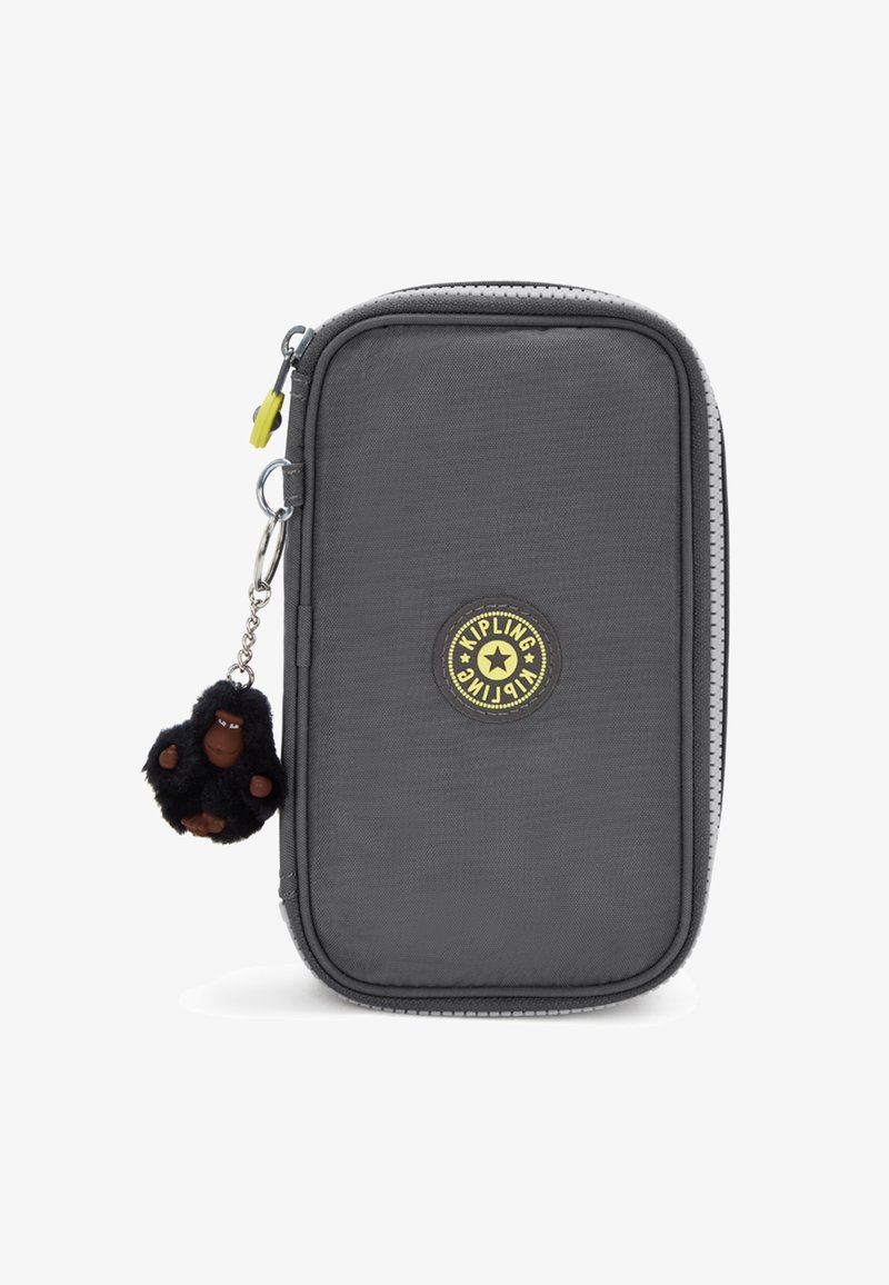 Graue Nylon-Reißverschlusstasche mit abgerundeten Kanten, ausgestattet mit einem runden Kipling-Logo und einem schwarzen Gorilla-Plüschschlüsselanhänger.