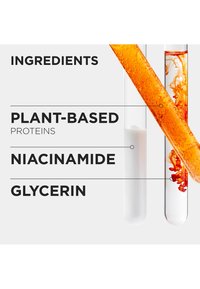 Provette con liquidi chiari e colorati etichettate con "Proteine di origine vegetale", "Niacinamide" e "Glicerina". Sfondo bianco uniforme.