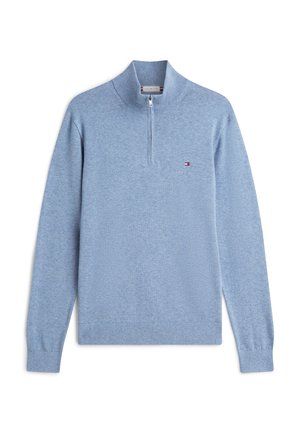 Ανοιχτό μπλε πουλόβερ με μακριά μανίκια, γιακά με φερμουάρ τέταρτου, μικρό λογότυπο Tommy Hilfiger στο αριστερό στήθος, ριμπ μανσέτες και κάτω μέρος.