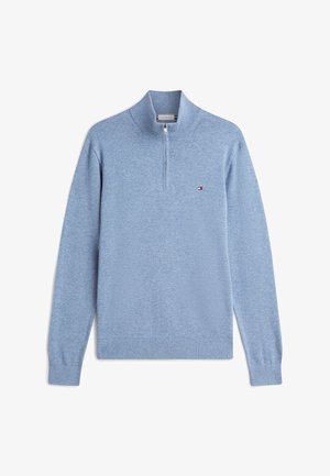 Ανοιχτό μπλε πουλόβερ με μακριά μανίκια, γιακά με φερμουάρ τέταρτου, μικρό λογότυπο Tommy Hilfiger στο αριστερό στήθος, ριμπ μανσέτες και κάτω μέρος.