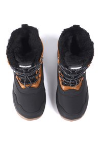 Botas de invierno aisladas en negro y marrón, con un exterior texturizado, un forro interior esponjoso y cordones negros con un patrón reflectante.