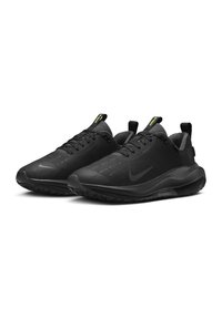 Czarne sportowe buty z gładką cholewką z teksturowanymi akcentami, z zamknięciem na sznurówki oraz gumową podeszwą o dobrej przyczepności. Zielony detal logo na języku.