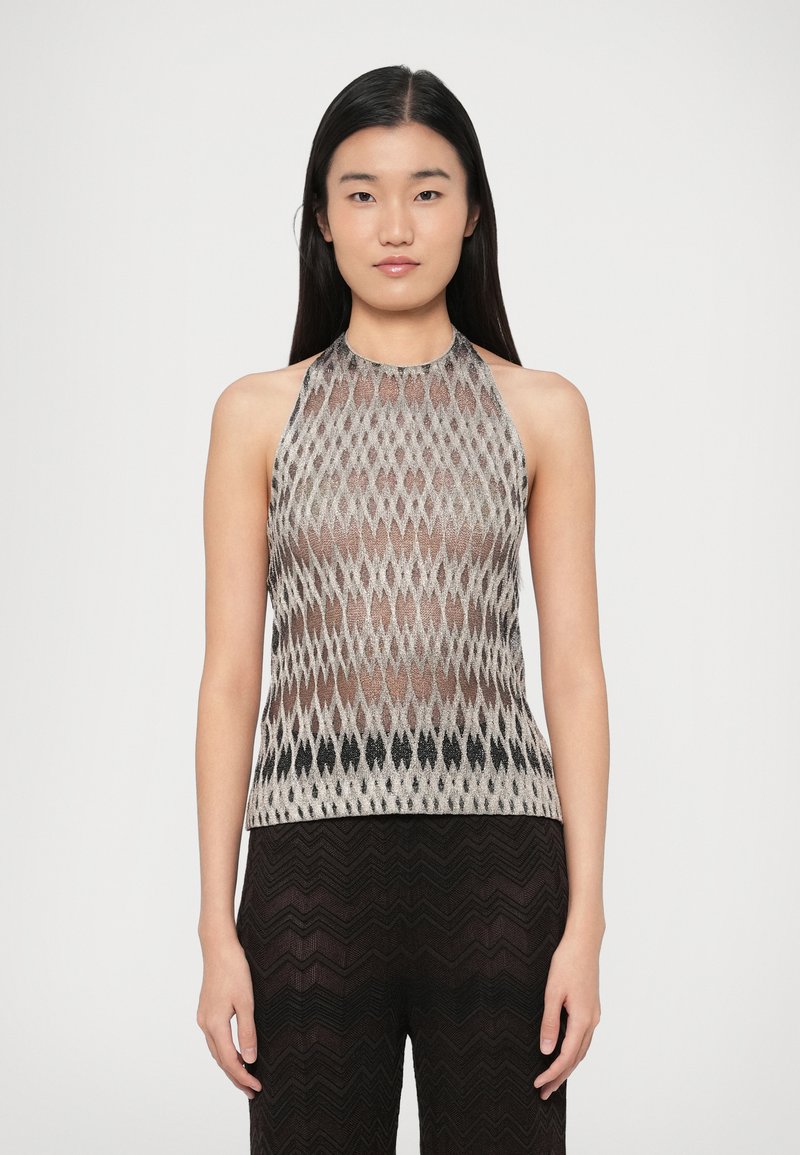 Hálós nyakpántos felső szürke és fekete árnyalatú geometriai mintával. Könnyű, texturált kötött anyagból készült.