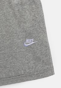 Nike Sportswear CLUB - Joggebukse - dark grey heather/base grey/white