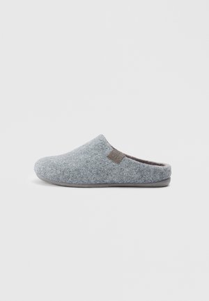 Graue Hausschuhe mit geschlossenem Fersenbereich, abgerundetem Zehenbereich und minimalistischem Design; ausgestattet mit einem braunen Logo-Tag und einer grauen Gummisohle.
