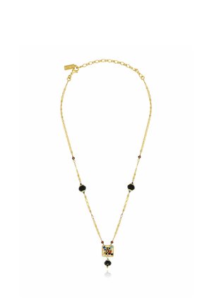 Collier chaîne en or avec pendentif carré coloré, perles noires le long de la chaîne et petits accents rouges et turquoise.