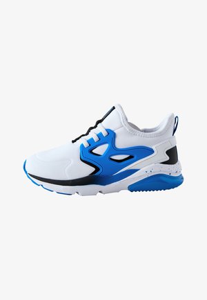 Hvid atletiksneaker med blå og sorte accenter, snørelukning foran og en tekstureret sål, vist fra siden på en hvid baggrund.