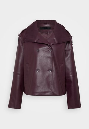 Giacca in pelle bordeaux con bottoni doppi, ampio colletto e tasche con zip. Presenta un design corto e un dettaglio a coste sul collo.