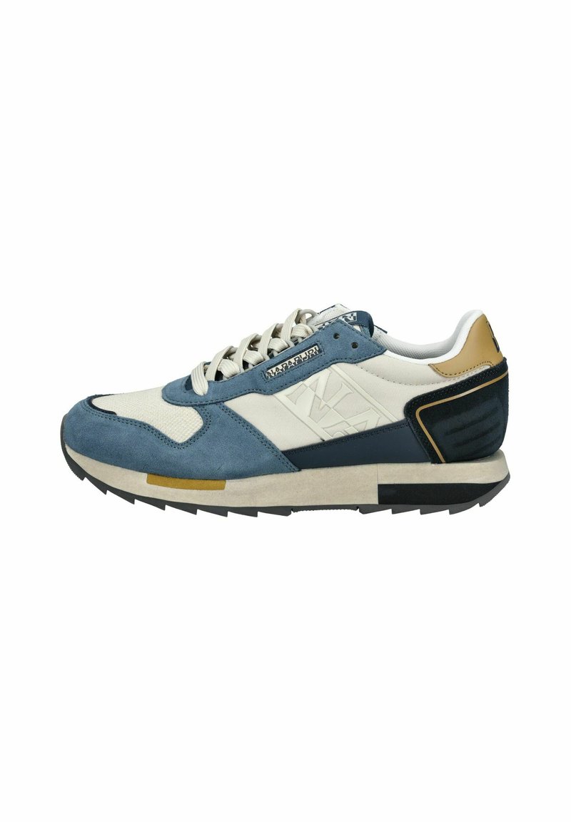 Sneaker blu e bianco realizzato in materiali scamosciati e in rete. Presenta un collare imbottito, dettagli testurizzati e una suola in gomma con un particolare dorato.