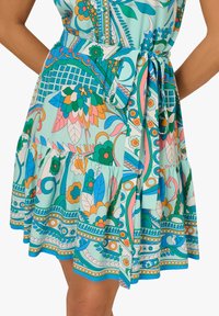 Abito colorato e decorato con una base azzurro chiaro, con motivi floreali e geometrici, orlo arricciato e vita legata per una vestibilità perfetta.