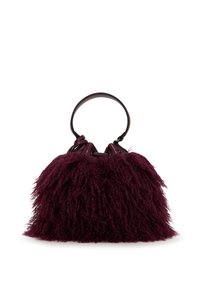 Burgunderfarbene Handtasche mit einem plüschigen, lockigen Textur und einem runden Griff, ausgestattet mit einem Zugverschluss und kontrastierenden Lederakzenten.