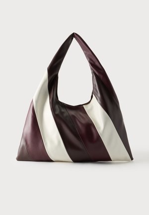 Große dreieckige Ledertasche mit breiten diagonalen Streifen in Dunkelbraun, Burgunderrot und Cremefarben vor einfachem Hintergrund.