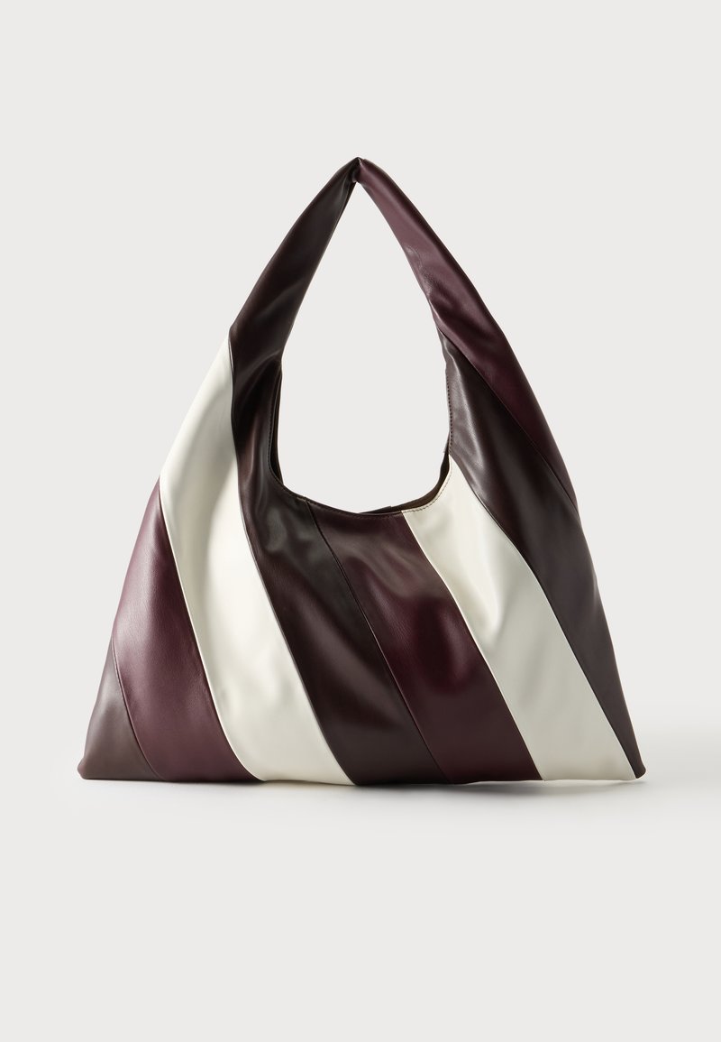 Grand sac à main triangulaire en cuir avec de larges rayures diagonales marron foncé, bordeaux et crème sur un fond uni.