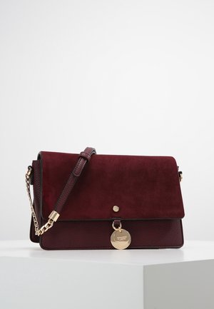 Dune London Skuldertasker - berry