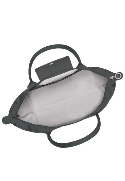 Graue Stofftasche mit runden Griffen, Reißverschluss und einem glatten, hellgrauen Innenfutter. Verfügt über eine kleine Tasche innen.