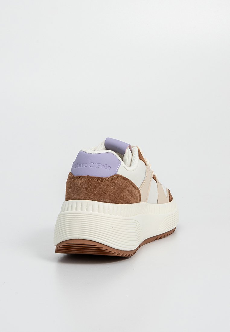 Sneaker con una toma bianca e beige, accenti in suede marrone, tabella sul tallone lilla e suola in gomma rigata. Caratteristiche di chiusura con lacci e branding.