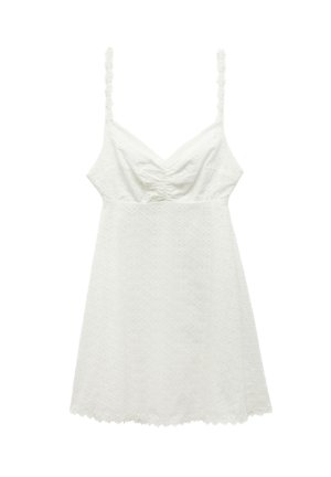 Weißes Kleid mit dünnen Trägern, Raffungen an der Brust, strukturiertem Stoff und einem gewellten Saum. Verfügt über ein Diamantmuster im gesamten Kleid.